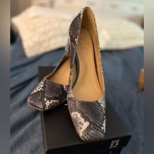 Naturalizer Karina blue gray snake heels size 7. Beautiful heel in all leather.